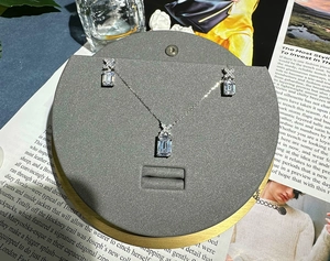 Dettaglio orecchini in argento 925 con diamante giallo taglio smeraldo e pavé a croce