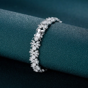 Bracelet flocon de neige luxueux en argent avec zircons étincelants et fermoir montre robuste