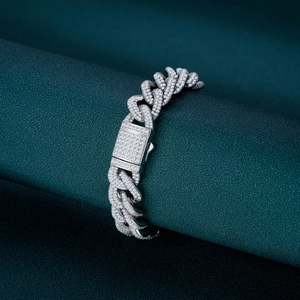Bracciale cubano hip hop ghiacciato con zirconi brillanti su un supporto cilindrico scuro