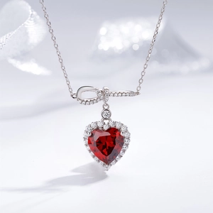 Collier en argent 925 avec pendentif cœur en pierre rouge 10x10mm et détail nœud