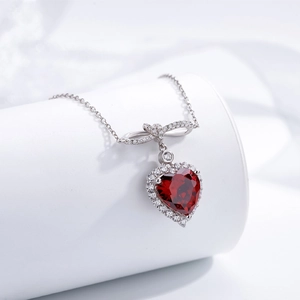Collier en argent 925 avec pierre rouge sang de pigeon en cœur et pendentif nœud