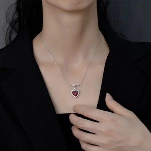 Collier en argent 925 avec pendentif cœur rubis rouge sang et nœud en cristal