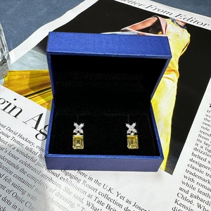 Orecchini a lobo in argento 925 con diamanti gialli da 7x9mm con taglio a smeraldo