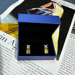 Orecchini a perno con diamanti gialli taglio smeraldo in argento 925 e scatola blu