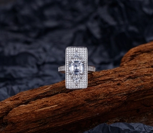 Dettaglio anello in argento S925 con pavé di diamanti rettangolari su legno