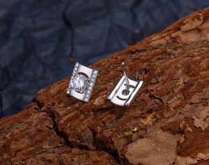 Détail de boucles d'oreilles en diamant argenté sur écorce pour un look de luxe