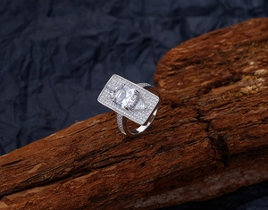 Dettaglio macro di anello in argento S925 con pavé di diamanti rettangolari e pietre
