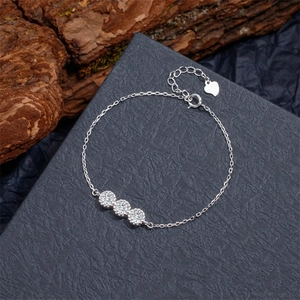 Vue détaillée du bracelet en argent S925 avec trois clusters de zircons et un pendentif cœur