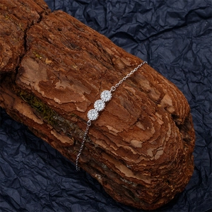 Vue macro d'un bracelet en argent S925 avec trois zircons ronds étincelants de luxe