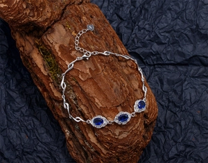 Détail macro du bracelet en argent S925 avec des saphirs bleus de forme ovale