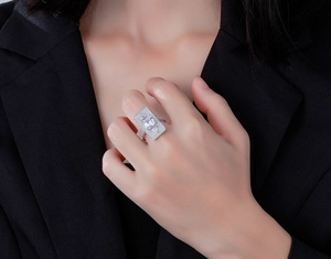 Dettaglio anello cocktail in argento S925 con taglio smeraldo e pavé scintillante