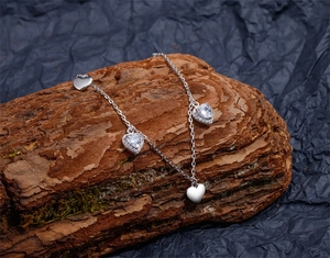 Détail du bracelet cœur en argent massif avec oxydes de zirconium sur écorce naturelle