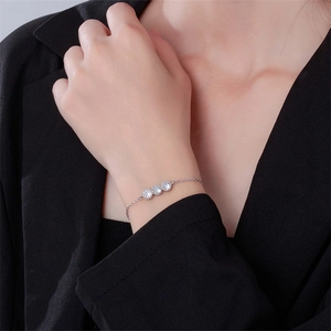 Détail du bracelet en argent sterling S925 avec trois zircons ronds brillants au poignet