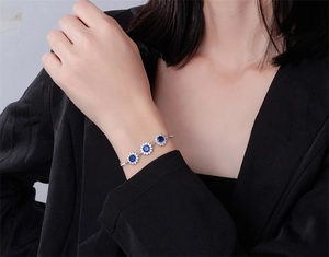 Bracelet tournesol en argent 925 avec trois saphirs bleus sertis de halos sur le poignet