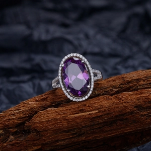 Bague élégante en argent 925 avec pierre violette ovale, anneau fendu et halo de diamants