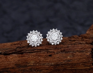 Makroaufnahme von S925 Silber Sonnenblumen Ohrsteckern mit glitzernden Kristallen