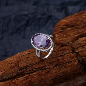 Bague élégante en argent 925 avec pierre précieuse ovale violette et halo de zircone