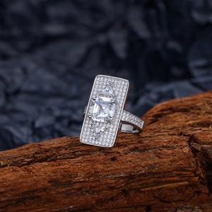 Anello cocktail rettangolare in argento S925 con pavé di diamanti su base in legno