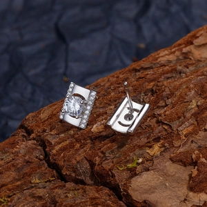 Boucles d'oreilles géométriques en argent avec pierre ronde centrale et détails micro-pavés