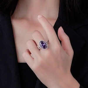 Bague élégante en argent 925 avec pierre violette ovale et serti halo de diamants