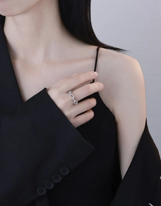 Detail view of S925 silver link ring with pavé micro-inlaid zircon worn by model