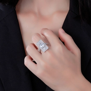 Lussuoso anello rettangolare in argento S925 con micro-pave di cristalli da donna