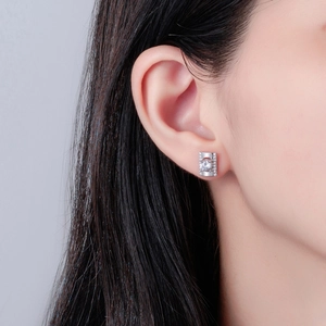 Élégantes boucles d'oreilles en argent 925 avec diamant central et halo de pavé