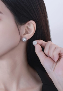 Nahaufnahme von S925 Sterling Silber Sonnenblumen Ohrsteckern mit glänzenden Zirkonias