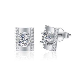 Élégantes boucles d'oreilles rectangulaires en argent avec zircons étincelants