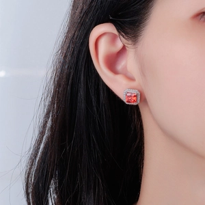 Boucles d'oreilles halo carrées avec pierre rouge-orange et diamants en argent 925