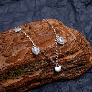Bracelet cœur élégant en argent S925 avec zircons pavés sur une écorce de mousse