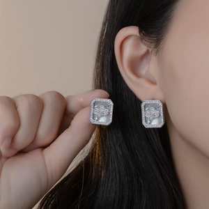 Boucles d'oreilles en argent S925 avec nacre blanche et motif nuage serti