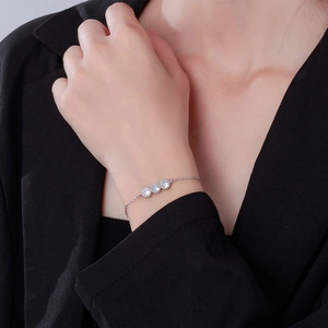 Bracelet élégant en argent sterling S925 avec trois pierres en oxyde de zirconium