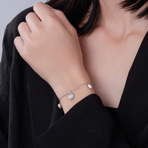 Bracelet cœur minimaliste en argent sterling avec breloques scintillantes en zircon
