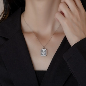 Elegant S925 silver necklace with mother of pearl star pendant worn by a model