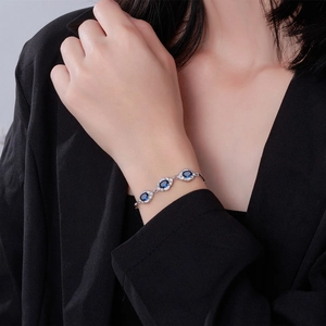 Bracelet en argent sterling avec trois saphirs bleus ovales et zircons étincelants