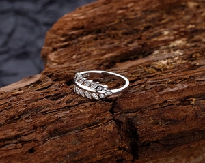 Vue macro de la bague épi de blé en argent S925 avec cristaux sur bois rustique