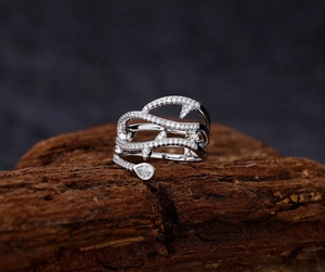 Vue macro de bague en argent S925 en forme d'épines avec diamants et pierre de larme