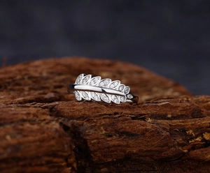 Détail macro de la bague épi de blé en argent S925 avec des zircons étincelants