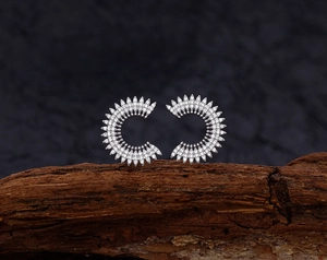 Dettaglio orecchini a girasole in argento S925 con zirconi incastonati a micro-pavé