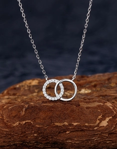 Vue macro du pendentif à double anneau entrelacé avec pavé de zircons étincelants