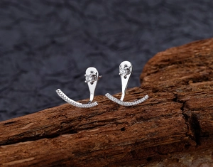 Détail macro de boucles d'oreilles goutte en argent 925 avec pierres taille brillant