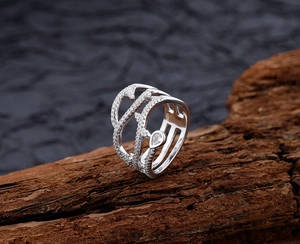 Détail d'une bague épines en argent S925 avec pierre en goutte sur bois
