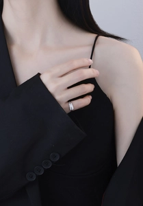 Gros plan d'une bague blé en argent S925 avec détails en zircone sur la main du mannequin