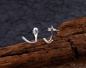 Détail macro de boucles d'oreilles grimpantes en argent S925 avec zircons scintillants