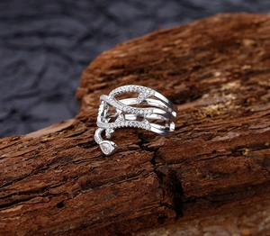 Détail macro d'une bague en argent S925 en forme d'épine avec pavage de diamants sur écorce