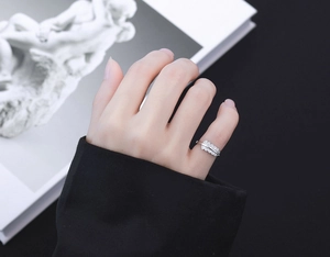 Gros plan d'une bague épi de blé en argent S925 avec zircons scintillants sur le doigt