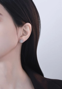 Detailed close-up of S925 sterling silver halo stud earrings with sparkling cubic zirconia