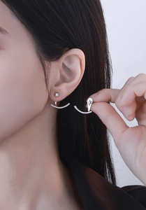 Vue détaillée des boucles d'oreilles sourire en argent S925 avec zircons sur modèle