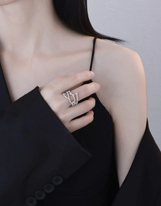 Gros plan d'une bague épine en argent 925 sertie de zircons sur la main d'une femme